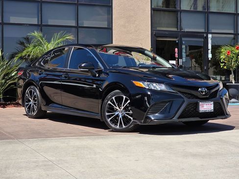 Used 2020 Toyota Camry SE w/ Convenience Package image 3