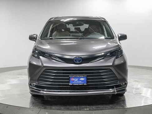 Used 2024 Toyota Sienna XLE FWD image 9