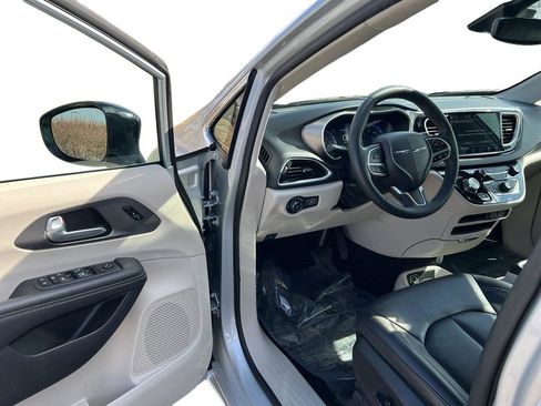 Used 2024 Chrysler Pacifica Touring-L image 13