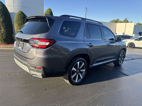 Used 2024 Honda Pilot Touring image 4
