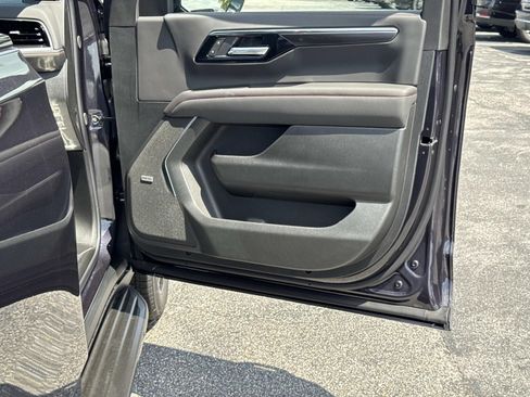 New 2026 Chevrolet Suburban RST w/ RST Capability Package AWD/4WD image 10