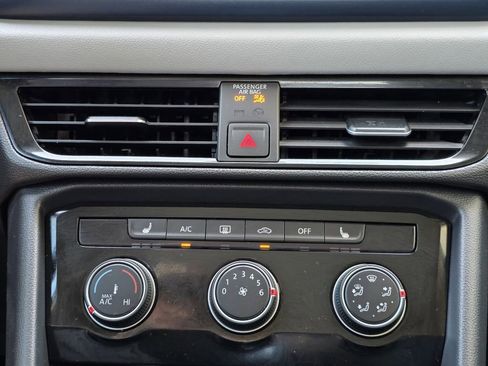 Used 2023 Volkswagen Taos SE w/ Panoramic Sunroof Package image 14