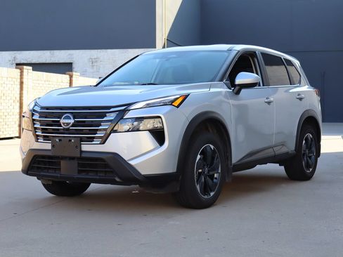 Used 2024 Nissan Rogue SV FWD image 2