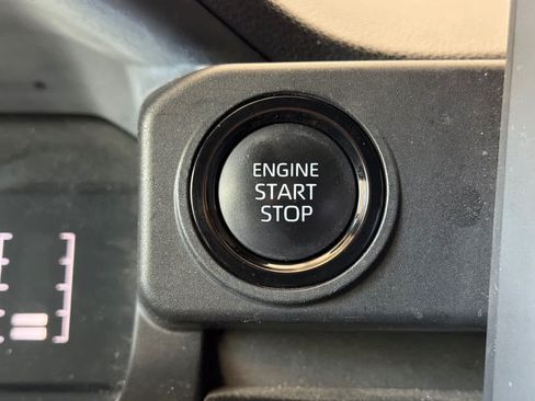 Used 2024 Toyota Tacoma SR5 AWD/4WD image 22