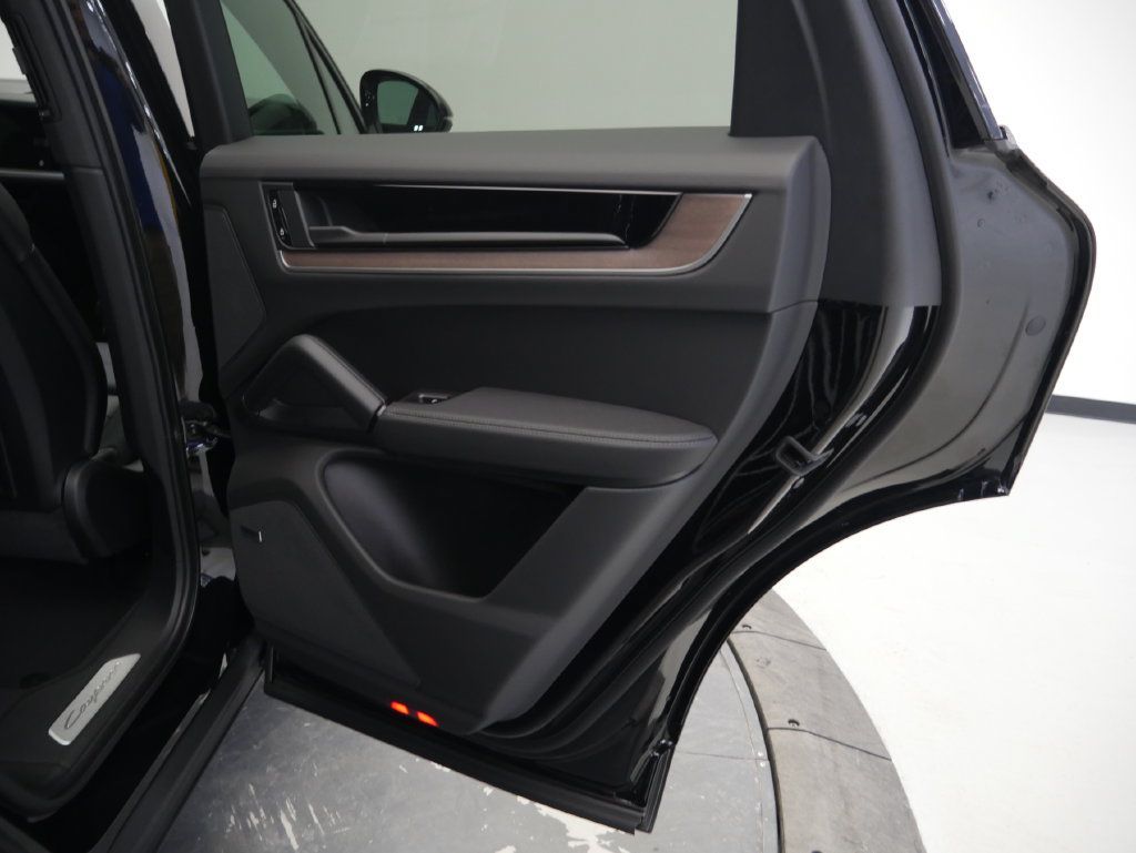 Certified 2026 Porsche Cayenne AWD/4WD image 32