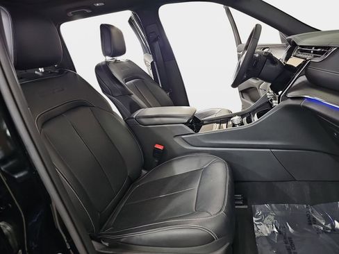 Used 2023 Jeep Grand Cherokee Overland AWD/4WD image 12