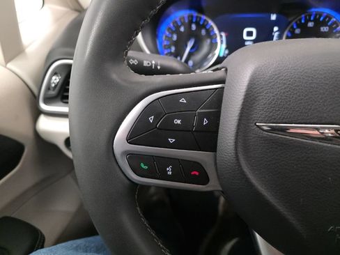 Used 2024 Chrysler Pacifica Touring-L image 14