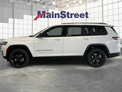Used 2025 Jeep Grand Cherokee L Altitude AWD/4WD image 2