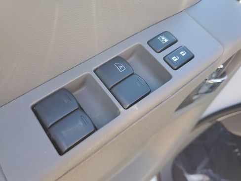 Certified 2020 Nissan Frontier SV w/ Midnight Edition Floor Mats image 17