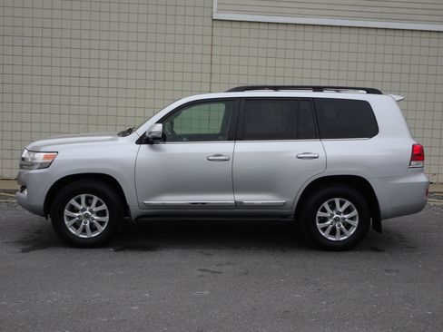 Used 2018 Toyota Land Cruiser image 4