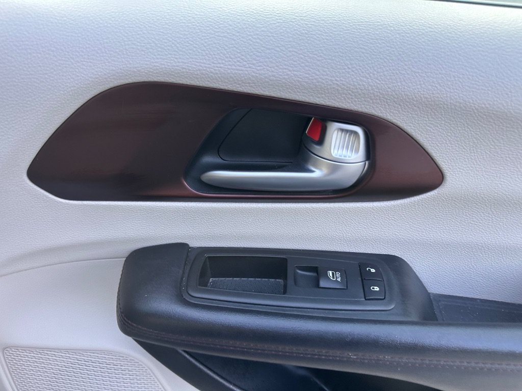 Used 2017 Chrysler Pacifica Limited w/ UConnect Theater Package FWD image 22