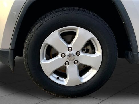 Used 2012 Jeep Grand Cherokee Laredo AWD/4WD image 9