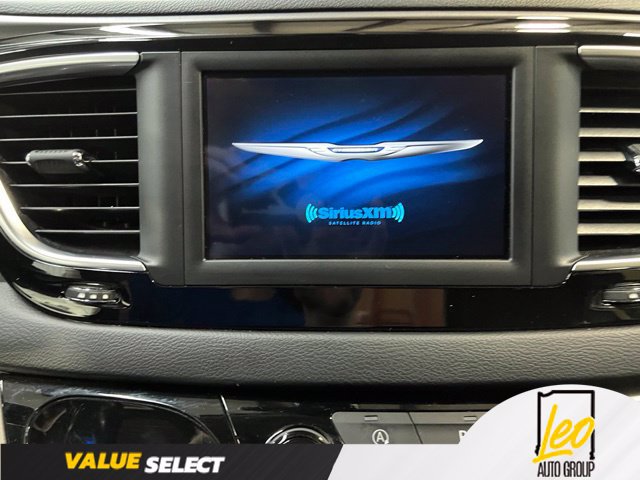 Used 2020 Chrysler Pacifica Touring-L w/ Tire & Wheel Group FWD image 8