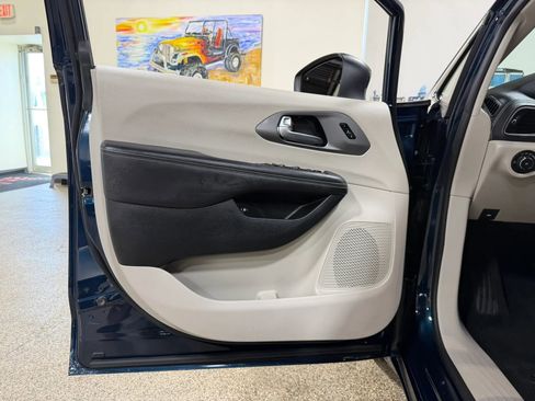 Used 2023 Chrysler Pacifica Touring-L FWD image 41