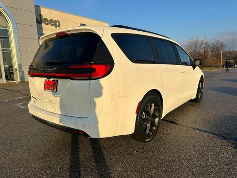 New 2026 Chrysler Pacifica Select w/ S Appearance Package image 4