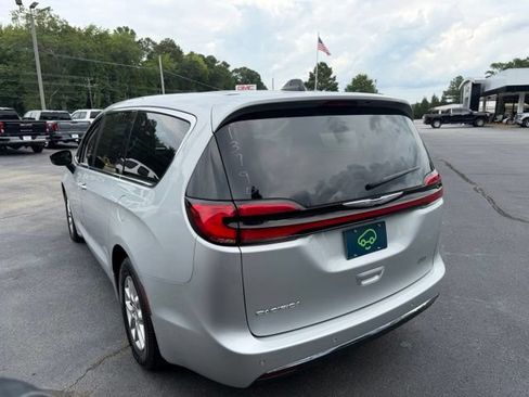 Used 2024 Chrysler Pacifica Touring-L FWD image 7