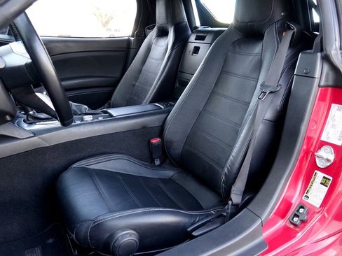 Used 2018 FIAT 124 Spider Lusso w/ Navigation & Sound Group image 6