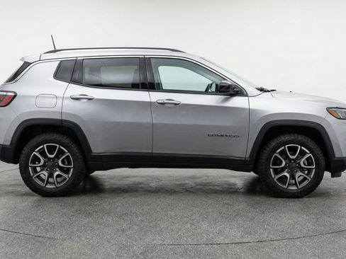 Used 2025 Jeep Compass Trailhawk AWD/4WD image 11