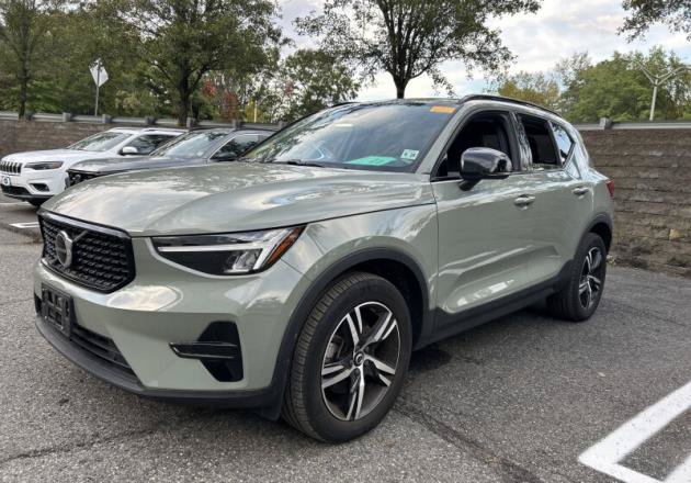 Used 2024 Volvo XC40 B5 Core AWD/4WD image 2