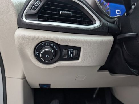 Used 2024 Chrysler Pacifica Touring-L image 9