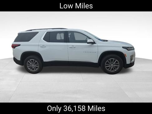 Used 2023 Chevrolet Traverse LT FWD image 2