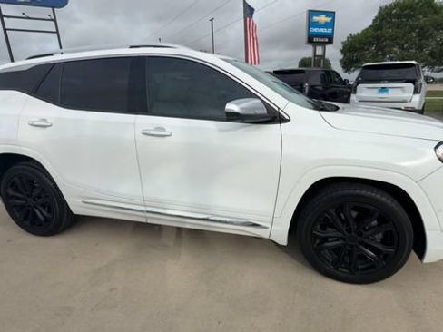 Used 2020 GMC Terrain Denali w/ Denali Premium Package FWD image 9