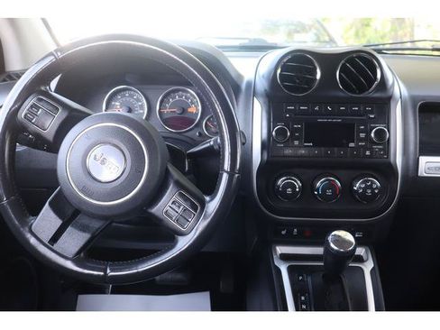 Used 2014 Jeep Compass Latitude FWD image 10