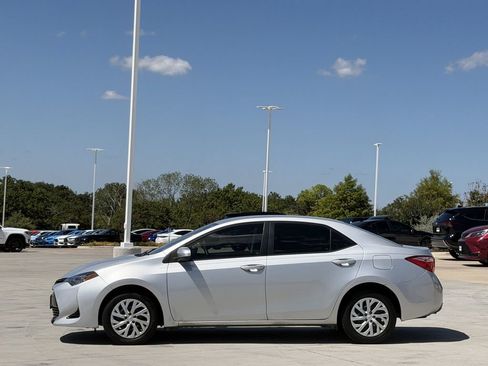 Used 2018 Toyota Corolla LE FWD image 3