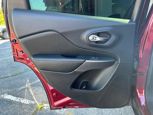 Used 2019 Jeep Cherokee Limited FWD image 40
