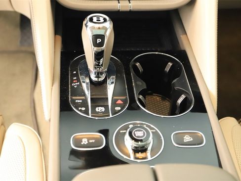 Used 2021 Bentley Bentayga Base image 21