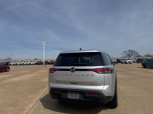Used 2023 Nissan Pathfinder S image 15
