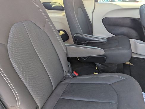 Used 2022 Chrysler Voyager LX image 13