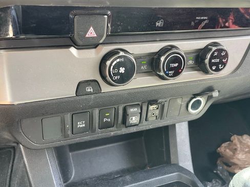 Used 2018 Toyota Tacoma SR5 RWD image 9