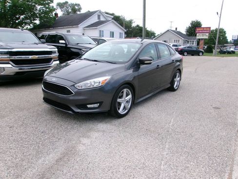 Used 2015 Ford Focus SE w/ SE Sport Package FWD image 1