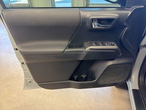 Used 2019 Toyota Tacoma TRD Sport w/ Technology Package AWD/4WD image 13