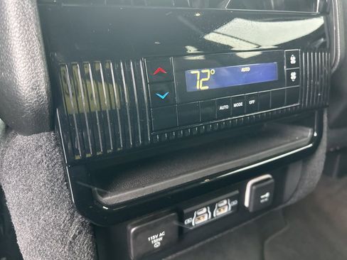 Used 2023 Jeep Wagoneer L Series II image 32