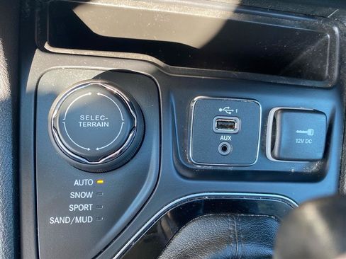 Used 2019 Jeep Cherokee Limited AWD/4WD image 13
