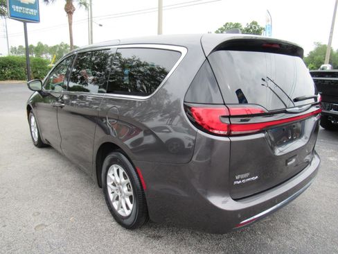 Used 2023 Chrysler Pacifica Touring-L FWD image 8