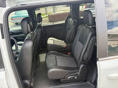 Used 2015 Chrysler Town & Country S FWD image 12