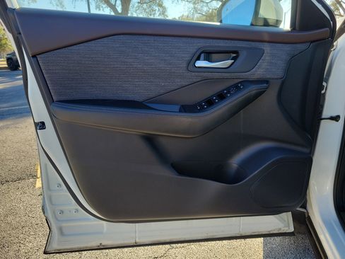 Used 2023 Nissan Rogue SV image 14