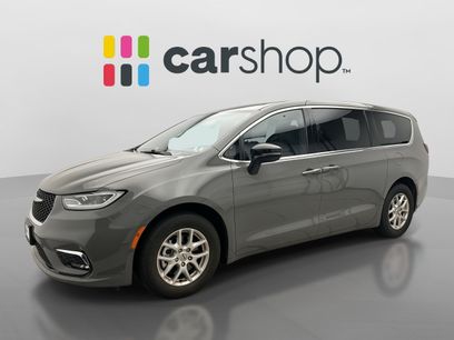 Used 2025 Chrysler Pacifica Select