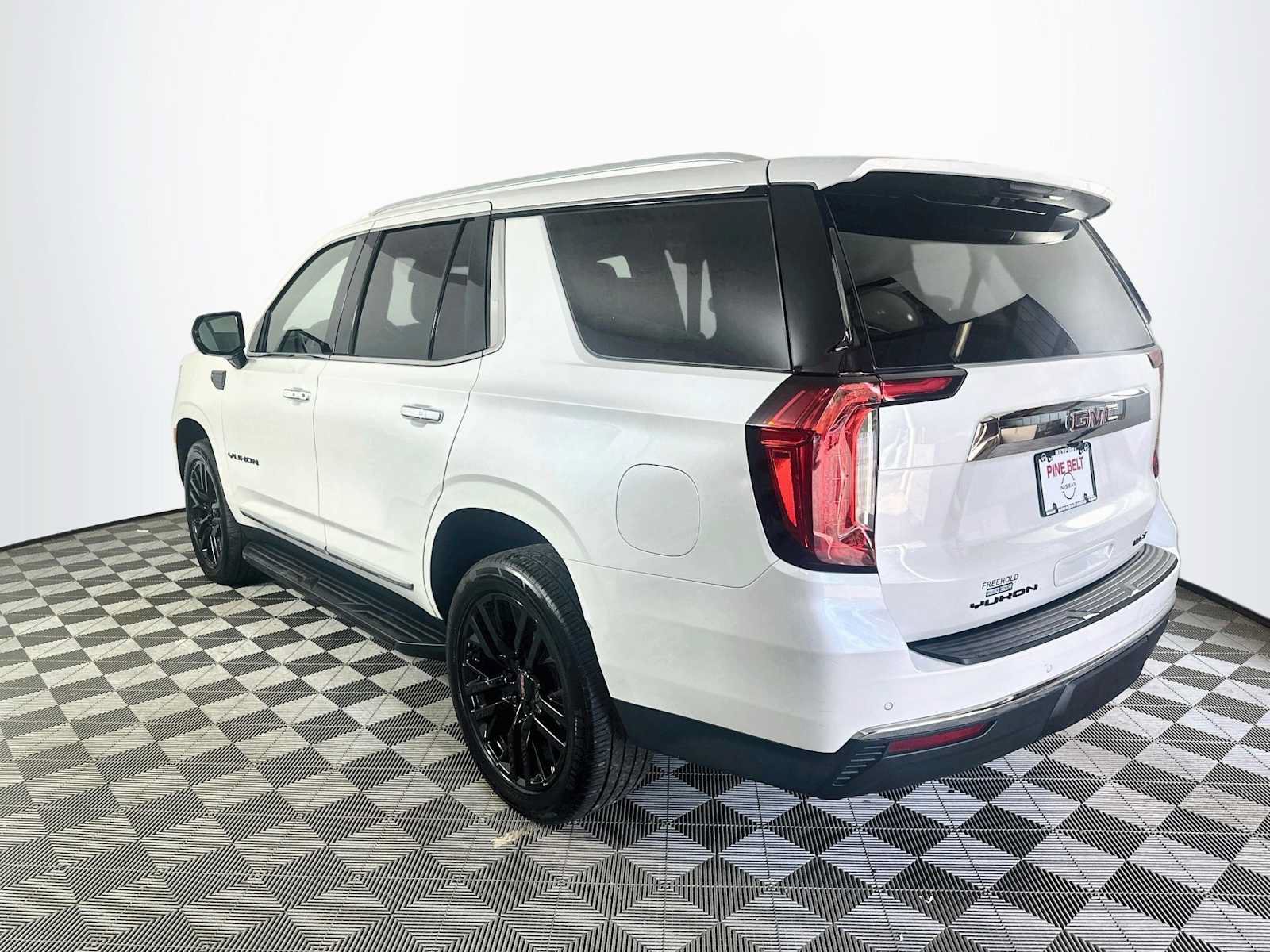 Used 2023 GMC Yukon SLT AWD/4WD image 6