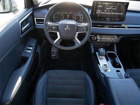 Used 2025 Mitsubishi Outlander SE image 10