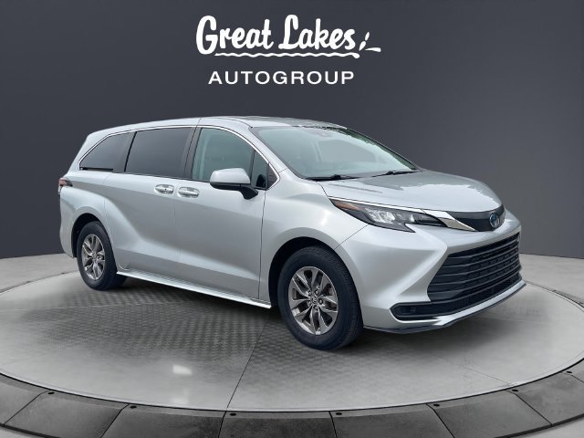 Used 2024 Toyota Sienna LE AWD/4WD image 7