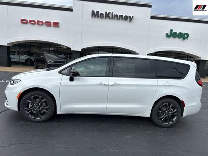 New 2026 Chrysler Pacifica Select