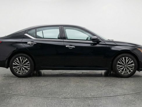 Used 2025 Nissan Altima 2.5 SV FWD image 11