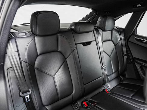 Certified 2026 Porsche Macan AWD/4WD image 6