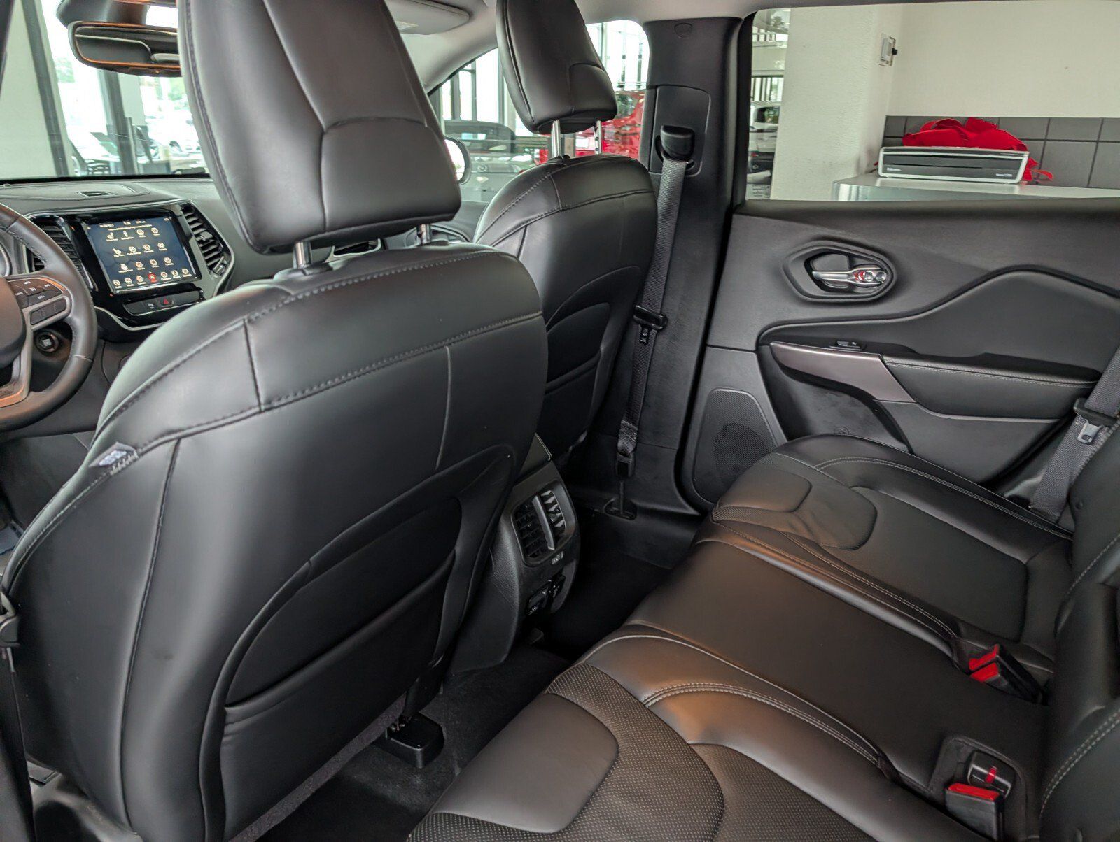 Used 2019 Jeep Cherokee Limited AWD/4WD image 12
