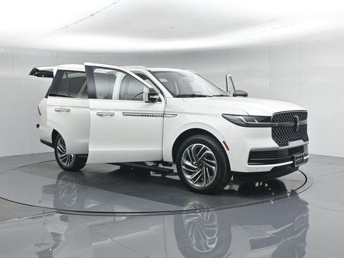 Used 2025 Lincoln Navigator Reserve AWD/4WD image 36