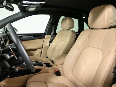 Certified 2025 Porsche Macan image 5